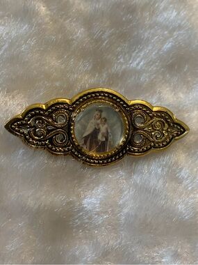 🍀VTG Gold Religious Cameo Brooch with Mother & Child